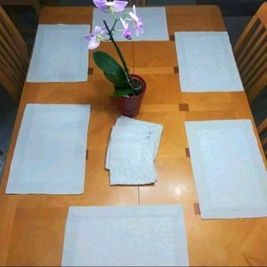 Reversible place mats